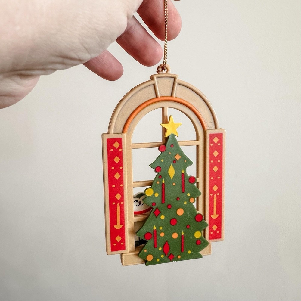 Vtg Avon Holiday Cat Peeking Into Window Christmas Tree Ornament Plastic‎ 1990's